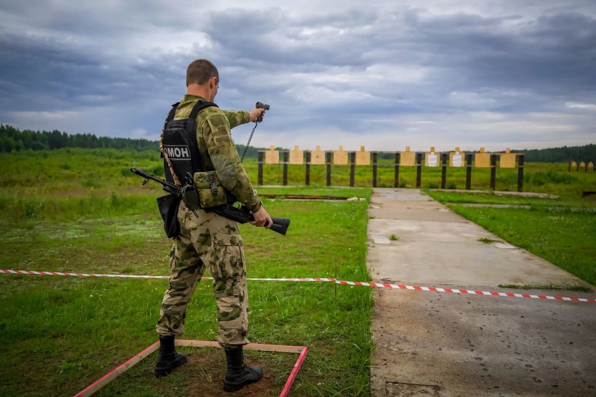 Сотрудники ОМОН «Бастион» Росгвардии на соревновании по служебно-боевой стрельбе и функциональному многоборью «Гонка специального назначения» в Ленинградской области Сотрудники ОМОН «Бастион» Росгвардии на соревновании по служебно-боевой стрельбе и функциональному многоборью «Гонка специального назначения» в Ленинградской области