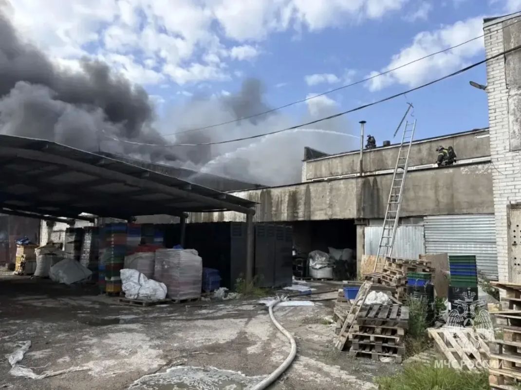 Пожар в производственном ангаре в Ломоносовском районе Пожар в производственном ангаре в Ломоносовском районе