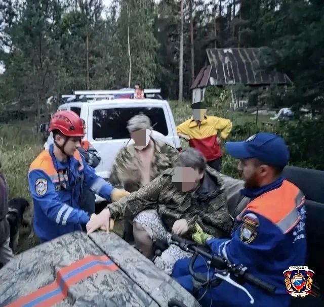 Спасатели оказали помощь людям на заваленной деревьями дороге в Ломоносовском районе Спасатели оказали помощь людям на заваленной деревьями дороге в Ломоносовском районе