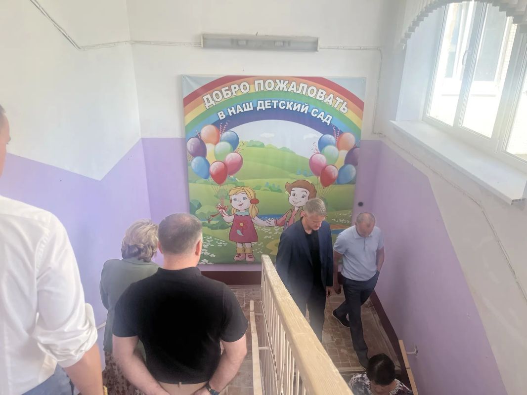 Александр Кялин, вице-губернатор по социальным вопросам, проинспектировал ход капитального ремонта в детском саду № 12 комбинированного вида в деревне Бегуницы Александр Кялин, вице-губернатор по социальным вопросам, проинспектировал ход капитального ремонта в детском саду № 12 комбинированного вида в деревне Бегуницы