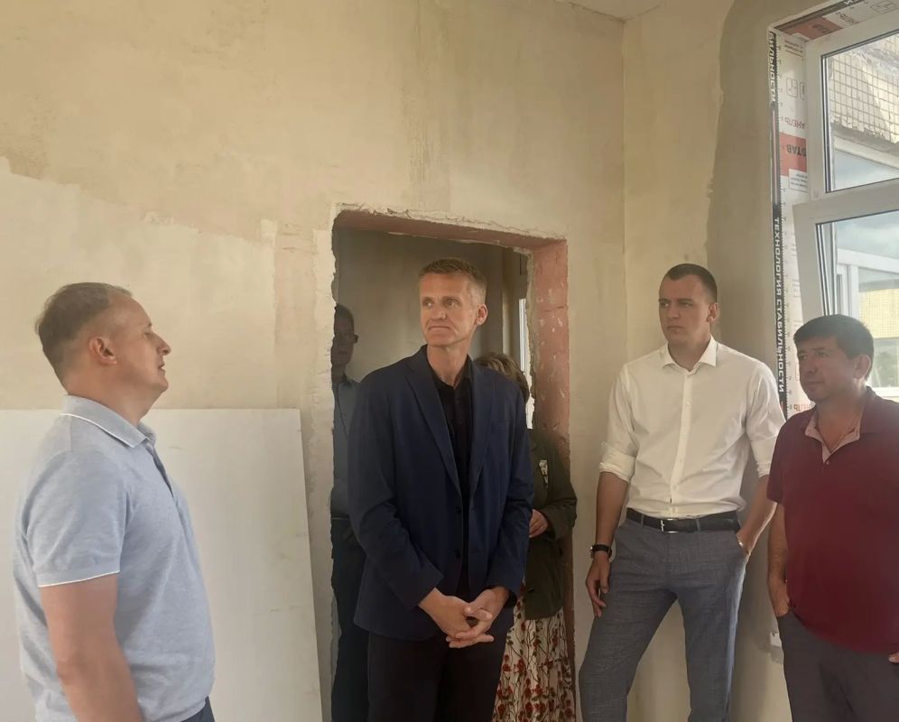 Александр Кялин, вице-губернатор по социальным вопросам, проинспектировал ход капитального ремонта в детском саду № 12 комбинированного вида в деревне Бегуницы Александр Кялин, вице-губернатор по социальным вопросам, проинспектировал ход капитального ремонта в детском саду № 12 комбинированного вида в деревне Бегуницы