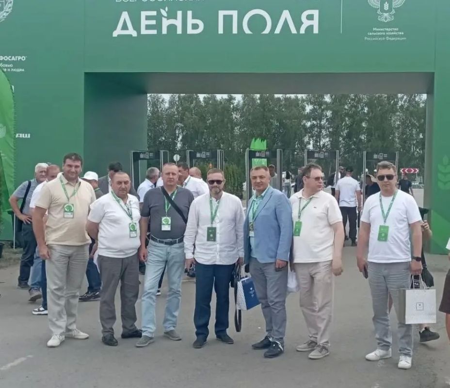 Делегация Ленинградской области во главе с вице-губернатором по АПК Олегом Малащенко принимает участие в работе Всероссийского дня поля – 2026, который в этом году проходит на площадках Алтайского края Делегация Ленинградской области во главе с вице-губернатором по АПК Олегом Малащенко принимает участие в работе Всероссийского дня поля – 2026, который в этом году проходит на площадках Алтайского края
