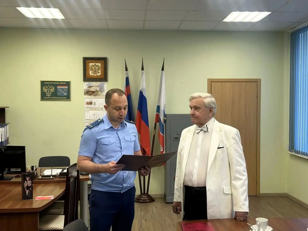 По поручению прокурора Ленинградской области Петра Забурко Волховская городская прокуратура поздравила с 80-летним юбилеем ветерана надзорного ведомства Адулас Сергея Константиновича