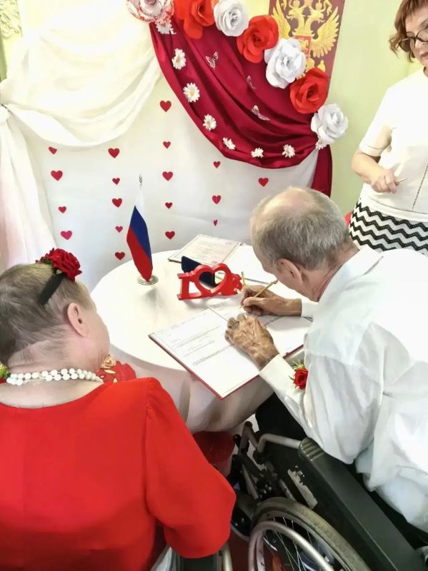 В Лодейнопольском доме-интернате случилось настоящее чудо — здесь сыграли свадьбу подопечные В Лодейнопольском доме-интернате случилось настоящее чудо — здесь сыграли свадьбу подопечные
