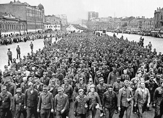 Ровно 82 года назад, 17 июля 1944 года в центре Москвы, состоялся «Парад побежденных» - марш пленных немцев по Москве (операция «Большой вальс») Ровно 82 года назад, 17 июля 1944 года в центре Москвы, состоялся «Парад побежденных» - марш пленных немцев по Москве (операция «Большой вальс»)