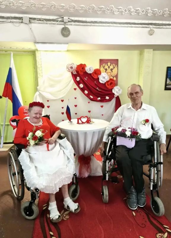 В Лодейнопольском доме-интернате случилось настоящее чудо — здесь сыграли свадьбу подопечные В Лодейнопольском доме-интернате случилось настоящее чудо — здесь сыграли свадьбу подопечные