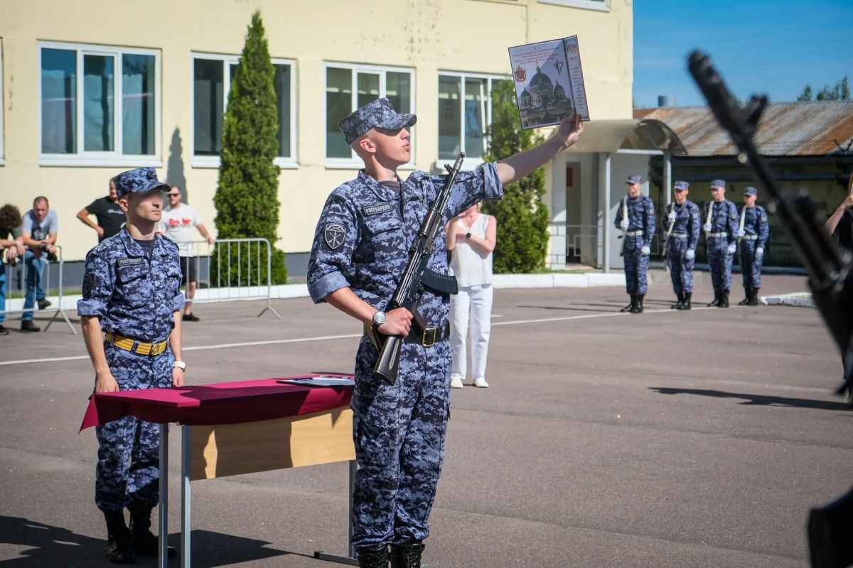 Сегодня в дислоцированном в Санкт-Петербурге специальном моторизованном Измайловском полку Северо-Западного округа Росгвардии состоялась торжественная церемония принятия Военной присяги, участие в которой приняли юноши из... Сегодня в дислоцированном в Санкт-Петербурге специальном моторизованном Измайловском полку Северо-Западного округа Росгвардии состоялась торжественная церемония принятия Военной присяги, участие в которой приняли юноши из...