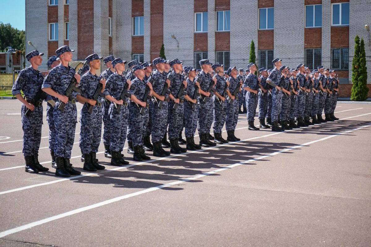Сегодня в дислоцированном в Санкт-Петербурге специальном моторизованном Измайловском полку Северо-Западного округа Росгвардии состоялась торжественная церемония принятия Военной присяги, участие в которой приняли юноши из... Сегодня в дислоцированном в Санкт-Петербурге специальном моторизованном Измайловском полку Северо-Западного округа Росгвардии состоялась торжественная церемония принятия Военной присяги, участие в которой приняли юноши из...