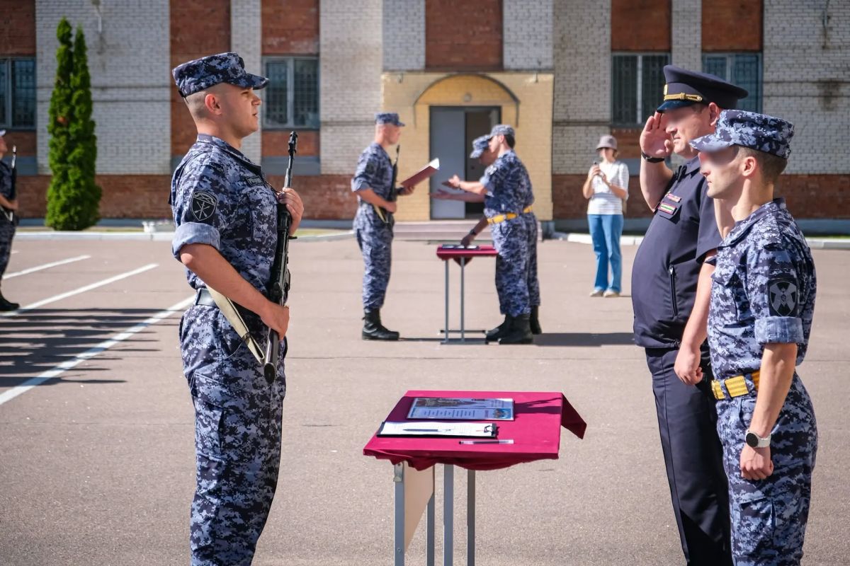 Сегодня в дислоцированном в Санкт-Петербурге специальном моторизованном Измайловском полку Северо-Западного округа Росгвардии состоялась торжественная церемония принятия Военной присяги, участие в которой приняли юноши из... Сегодня в дислоцированном в Санкт-Петербурге специальном моторизованном Измайловском полку Северо-Западного округа Росгвардии состоялась торжественная церемония принятия Военной присяги, участие в которой приняли юноши из...