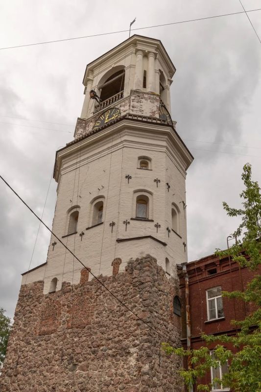 На Часовой башне в Выборге начался ремонт фасадов На Часовой башне в Выборге начался ремонт фасадов