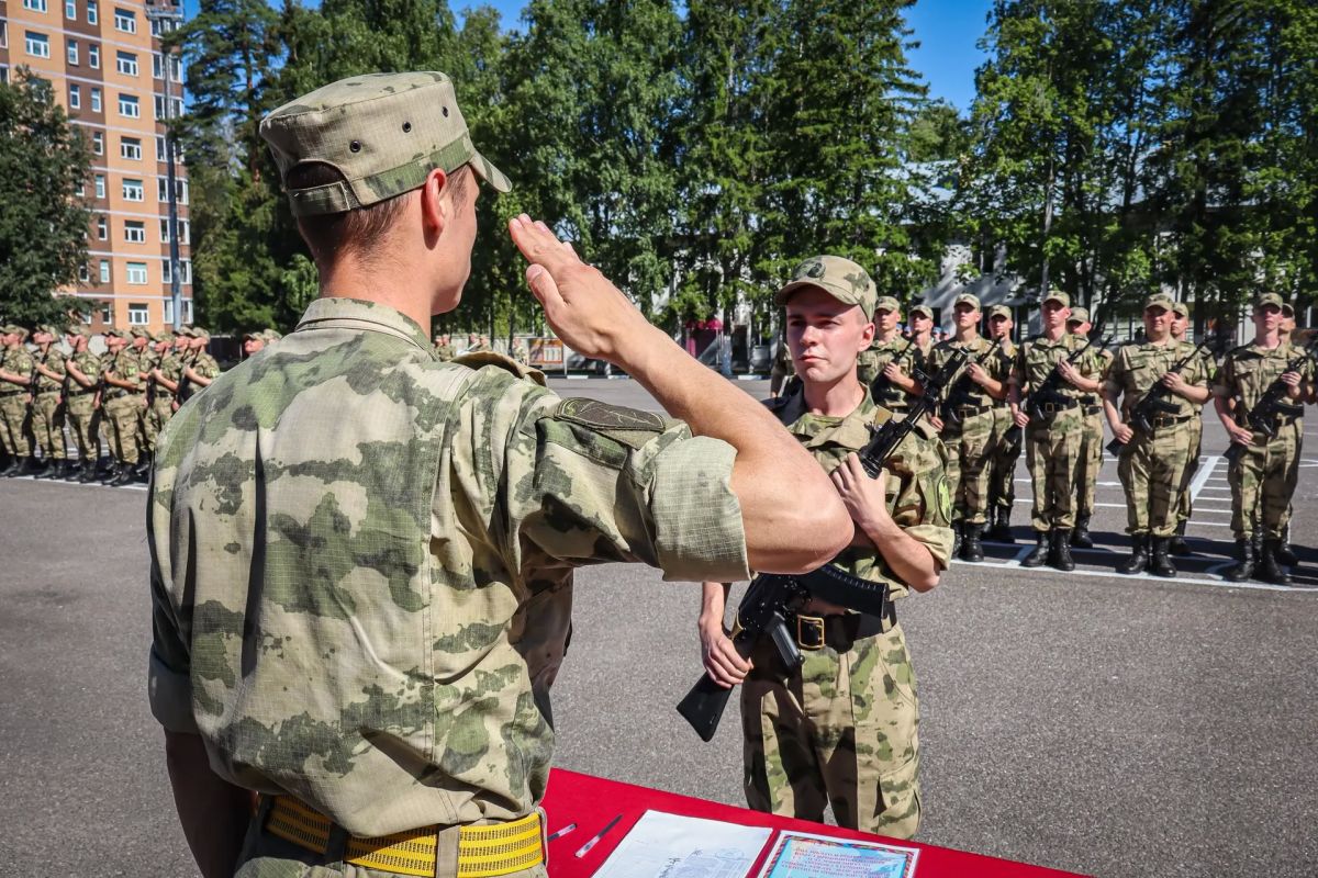 В Ленинградской области состоялась торжественная церемония принятия Военной присяги военнослужащими по призыву 33-й бригады оперативного назначения, морского отряда, батальона и полка по охране важных государственных... В Ленинградской области состоялась торжественная церемония принятия Военной присяги военнослужащими по призыву 33-й бригады оперативного назначения, морского отряда, батальона и полка по охране важных государственных...