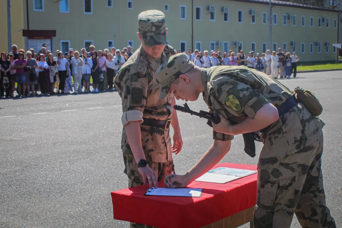 В дислоцированном в Ленинградской области Центре подготовки личного состава Северо-Западного округа Росгвардии состоялась торжественная церемония принятия Военной присяги, участие в которой приняли молодые люди из... В дислоцированном в Ленинградской области Центре подготовки личного состава Северо-Западного округа Росгвардии состоялась торжественная церемония принятия Военной присяги, участие в которой приняли молодые люди из...