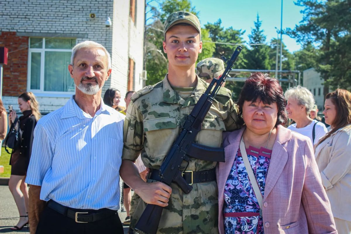 В дислоцированном в Ленинградской области Центре подготовки личного состава Северо-Западного округа Росгвардии состоялась торжественная церемония принятия Военной присяги, участие в которой приняли молодые люди из... В дислоцированном в Ленинградской области Центре подготовки личного состава Северо-Западного округа Росгвардии состоялась торжественная церемония принятия Военной присяги, участие в которой приняли молодые люди из...