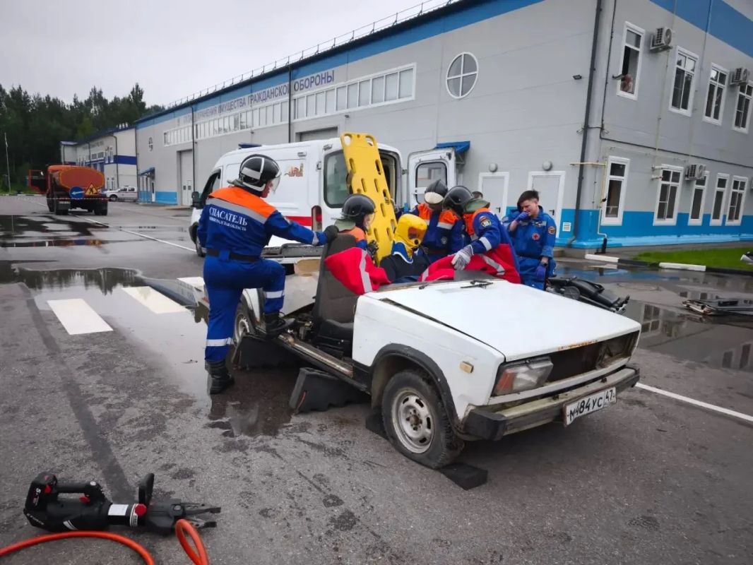 В Ленинградской области спасатели отработали действия по ликвидации последствий ДТП В Ленинградской области спасатели отработали действия по ликвидации последствий ДТП
