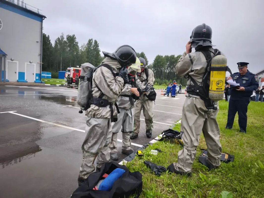 В Ленинградской области спасатели отработали действия по ликвидации последствий ДТП В Ленинградской области спасатели отработали действия по ликвидации последствий ДТП