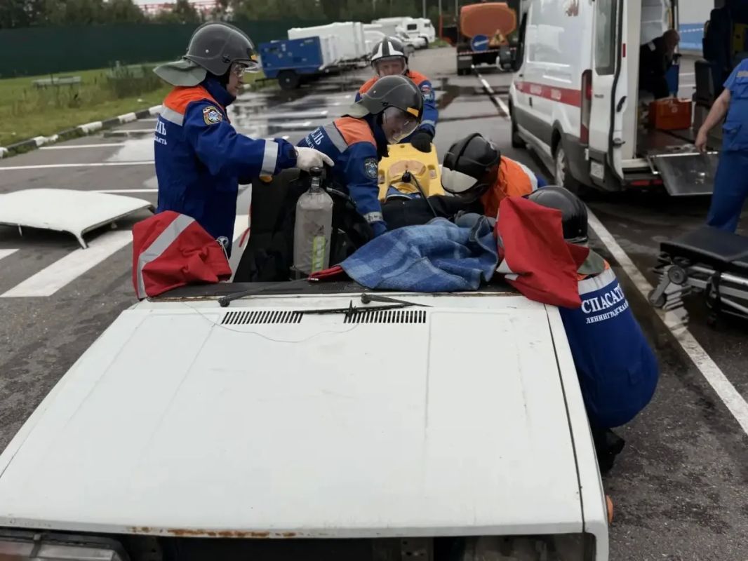 В Ленинградской области спасатели отработали действия по ликвидации последствий ДТП В Ленинградской области спасатели отработали действия по ликвидации последствий ДТП