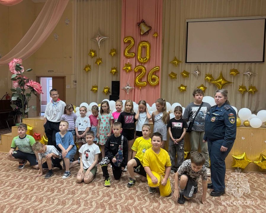 Беседы по безопасности. Сотрудники отдела надзорной деятельности и профилактической работы Кингисеппского района собрали в актовом зале школы №6 воспитанников летних пришкольных лагерей школ №2, №3, №5, №6 г. Кингисеппа с... Беседы по безопасности. Сотрудники отдела надзорной деятельности и профилактической работы Кингисеппского района собрали в актовом зале школы №6 воспитанников летних пришкольных лагерей школ №2, №3, №5, №6 г. Кингисеппа с...