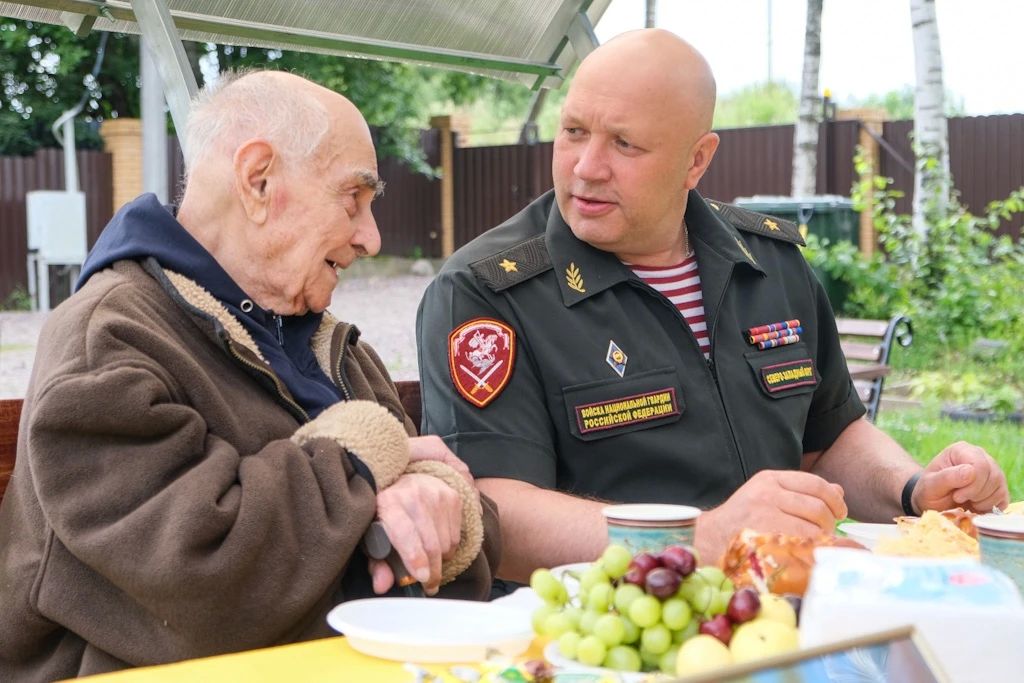 Петербургские росгвардейцы исполнили просьбу 103-летнего ветерана Великой Отечественной войны Петербургские росгвардейцы исполнили просьбу 103-летнего ветерана Великой Отечественной войны