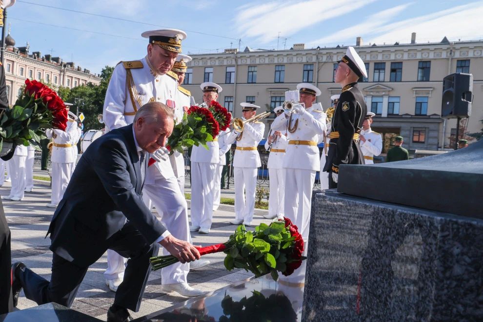 В День Военно-Морского Флота Александр Беглов и Александр Моисеев возложили цветы к Медному всаднику и памятнику адмиралу Ушакову В День Военно-Морского Флота Александр Беглов и Александр Моисеев возложили цветы к Медному всаднику и памятнику адмиралу Ушакову