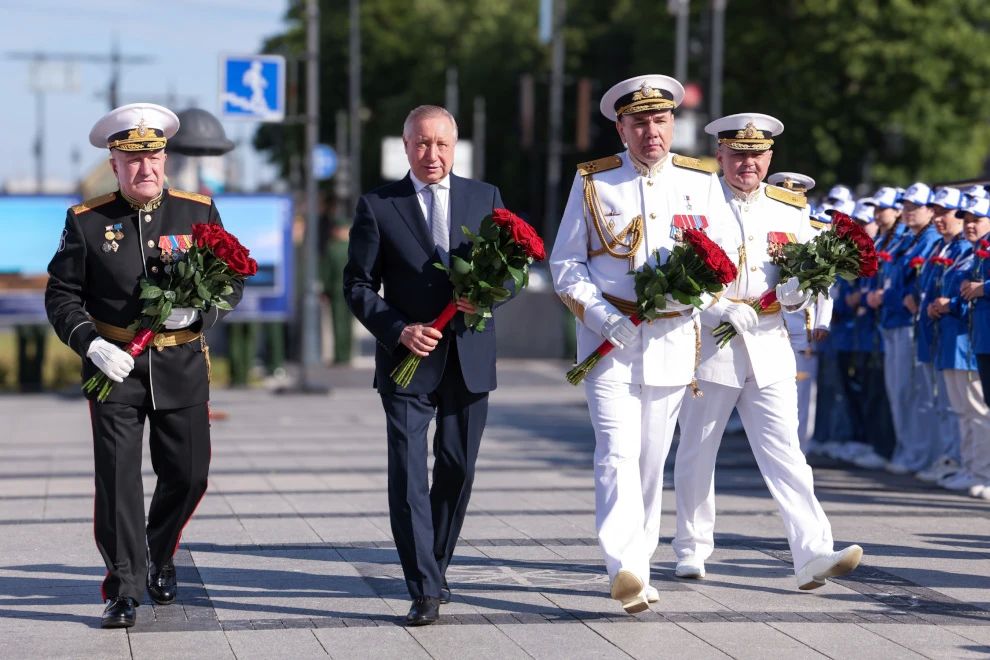 В День Военно-Морского Флота Александр Беглов и Александр Моисеев возложили цветы к Медному всаднику и памятнику адмиралу Ушакову В День Военно-Морского Флота Александр Беглов и Александр Моисеев возложили цветы к Медному всаднику и памятнику адмиралу Ушакову