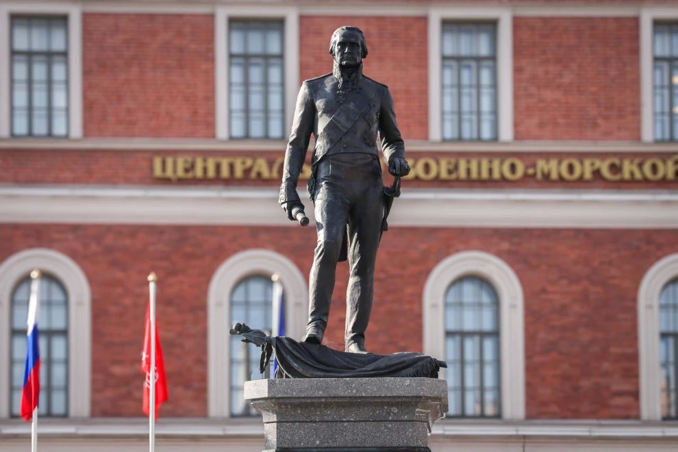В День Военно-Морского Флота Александр Беглов и Александр Моисеев возложили цветы к Медному всаднику и памятнику адмиралу Ушакову В День Военно-Морского Флота Александр Беглов и Александр Моисеев возложили цветы к Медному всаднику и памятнику адмиралу Ушакову