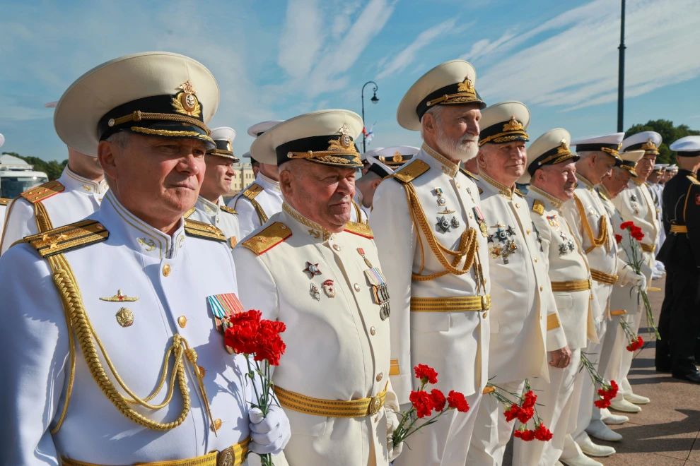 В День Военно-Морского Флота Александр Беглов и Александр Моисеев возложили цветы к Медному всаднику и памятнику адмиралу Ушакову В День Военно-Морского Флота Александр Беглов и Александр Моисеев возложили цветы к Медному всаднику и памятнику адмиралу Ушакову