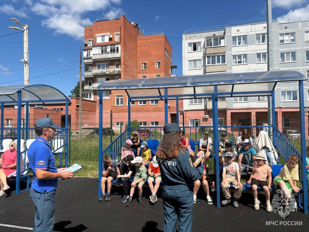Занятие в детском лагере. В пришкольном летнем оздоровительном лагере на базе средней общеобразовательной школы № 2 города Луги состоялась важная профилактическая встреча, которую организовали и провели сотрудники МЧС... Занятие в детском лагере. В пришкольном летнем оздоровительном лагере на базе средней общеобразовательной школы № 2 города Луги состоялась важная профилактическая встреча, которую организовали и провели сотрудники МЧС...