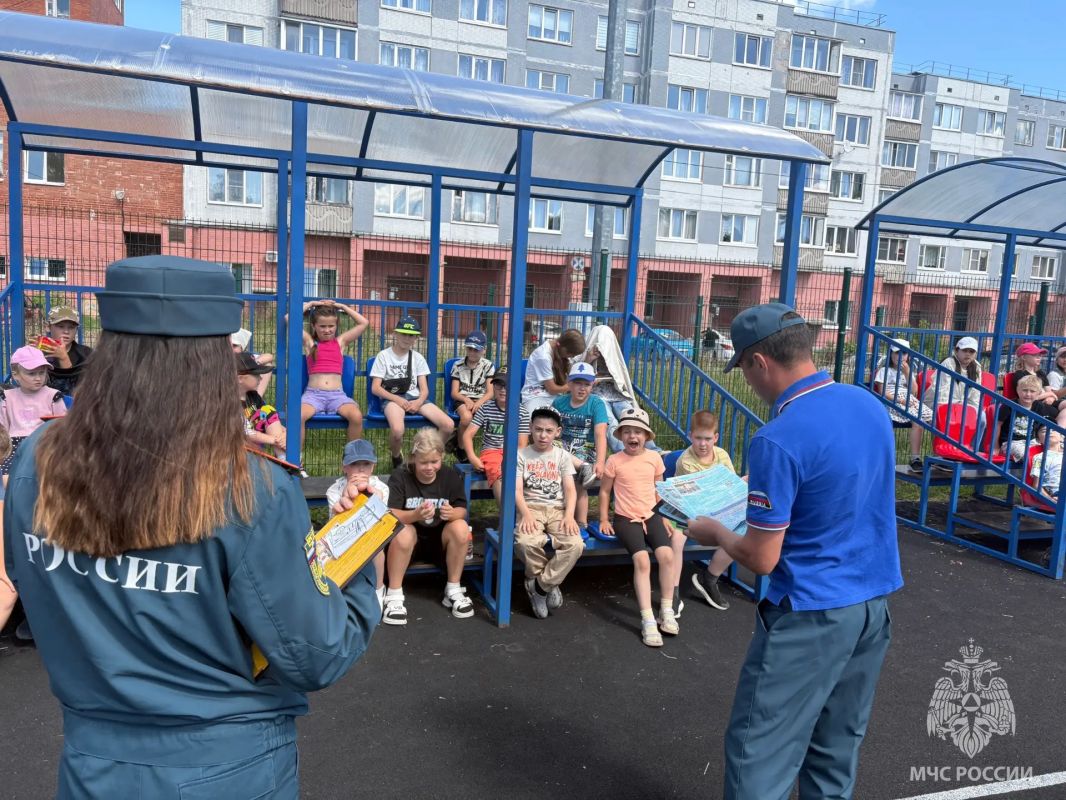 Занятие в детском лагере. В пришкольном летнем оздоровительном лагере на базе средней общеобразовательной школы № 2 города Луги состоялась важная профилактическая встреча, которую организовали и провели сотрудники МЧС... Занятие в детском лагере. В пришкольном летнем оздоровительном лагере на базе средней общеобразовательной школы № 2 города Луги состоялась важная профилактическая встреча, которую организовали и провели сотрудники МЧС...
