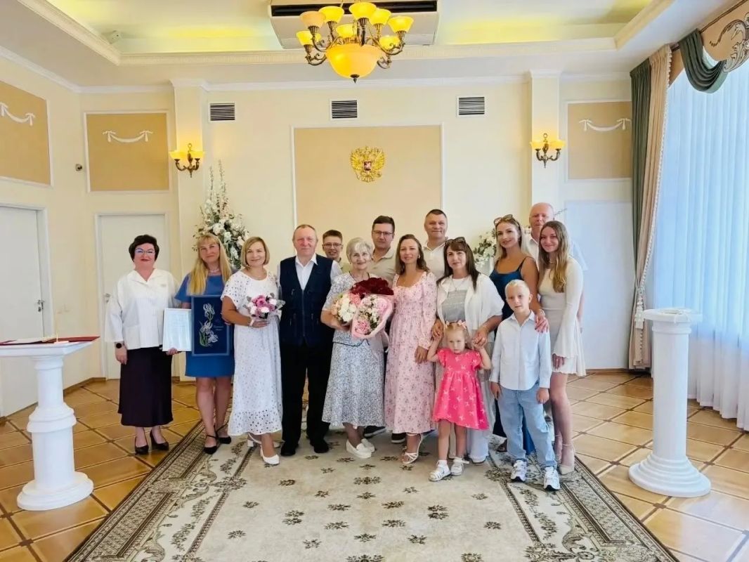 60 лет в браке: в Тосненском ЗАГСе чествовали супругов Овчинниковых 60 лет в браке: в Тосненском ЗАГСе чествовали супругов Овчинниковых