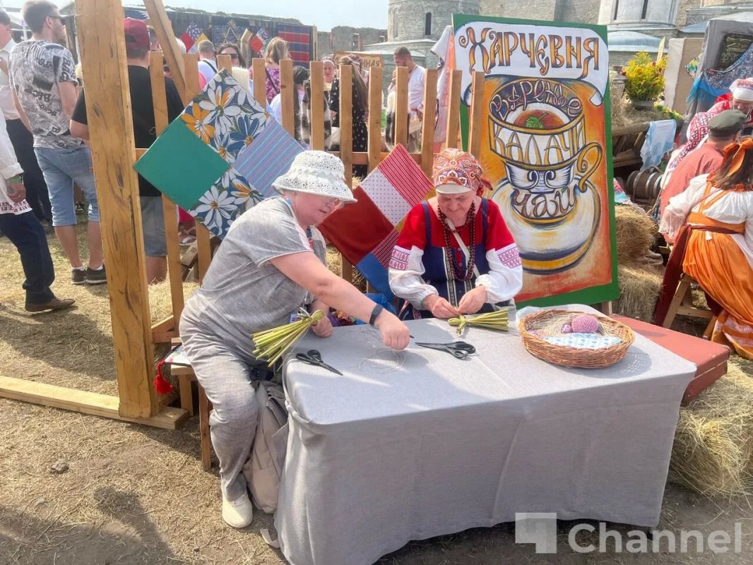 В Ивангородской крепости в рамках празднования 99-летия Ленобласти работает интерактивно-художественное пространство "Подворье" В Ивангородской крепости в рамках празднования 99-летия Ленобласти работает интерактивно-художественное пространство "Подворье"