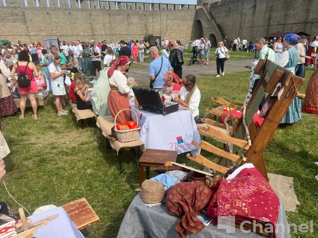 В Ивангородской крепости в рамках празднования 99-летия Ленобласти работает интерактивно-художественное пространство "Подворье" В Ивангородской крепости в рамках празднования 99-летия Ленобласти работает интерактивно-художественное пространство "Подворье"