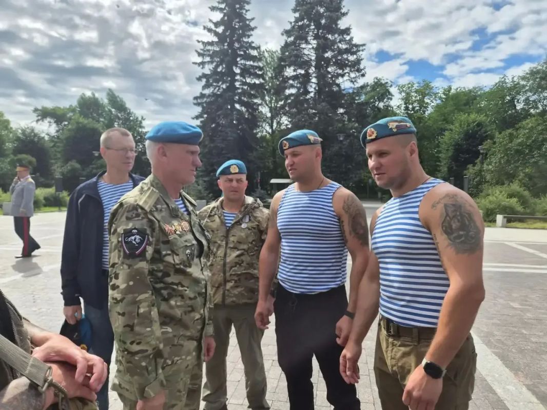 Ленобласть отмечает День Воздушно-десантных войск — в Выборге военнослужащих и ветеранов ВДВ с профессиональным праздником поздравил участник СВО, вице-губернатор по внутренней политике Константин Патраев Ленобласть отмечает День Воздушно-десантных войск — в Выборге военнослужащих и ветеранов ВДВ с профессиональным праздником поздравил участник СВО, вице-губернатор по внутренней политике Константин Патраев