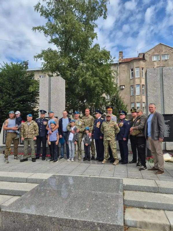 Ленобласть отмечает День Воздушно-десантных войск — в Выборге военнослужащих и ветеранов ВДВ с профессиональным праздником поздравил участник СВО, вице-губернатор по внутренней политике Константин Патраев Ленобласть отмечает День Воздушно-десантных войск — в Выборге военнослужащих и ветеранов ВДВ с профессиональным праздником поздравил участник СВО, вице-губернатор по внутренней политике Константин Патраев
