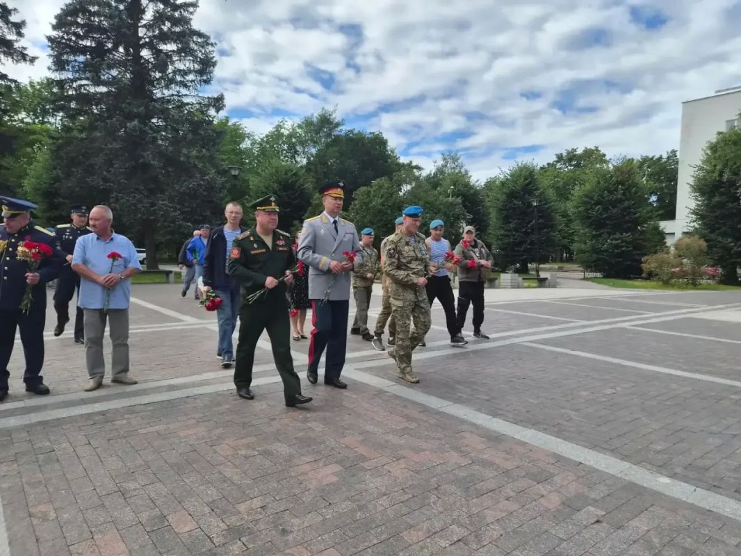 Ленобласть отмечает День Воздушно-десантных войск — в Выборге военнослужащих и ветеранов ВДВ с профессиональным праздником поздравил участник СВО, вице-губернатор по внутренней политике Константин Патраев Ленобласть отмечает День Воздушно-десантных войск — в Выборге военнослужащих и ветеранов ВДВ с профессиональным праздником поздравил участник СВО, вице-губернатор по внутренней политике Константин Патраев