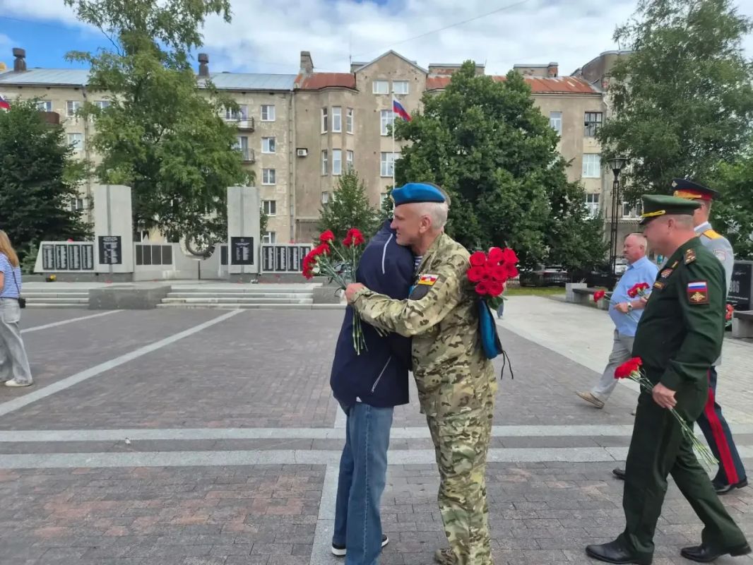 Ленобласть отмечает День Воздушно-десантных войск — в Выборге военнослужащих и ветеранов ВДВ с профессиональным праздником поздравил участник СВО, вице-губернатор по внутренней политике Константин Патраев Ленобласть отмечает День Воздушно-десантных войск — в Выборге военнослужащих и ветеранов ВДВ с профессиональным праздником поздравил участник СВО, вице-губернатор по внутренней политике Константин Патраев