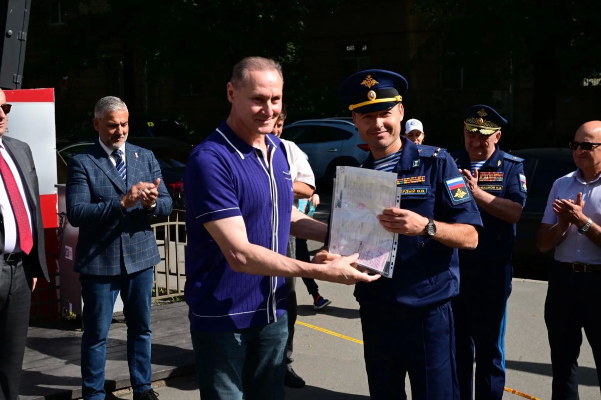 Ко Дню Воздушно-десантных войск Правительство Ленинградской области при поддержке благотворительного фонда «Суворов» передало два автобуса для нужд Минобороны России Ко Дню Воздушно-десантных войск Правительство Ленинградской области при поддержке благотворительного фонда «Суворов» передало два автобуса для нужд Минобороны России