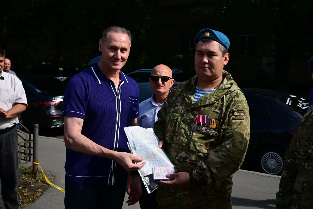 Ко Дню Воздушно-десантных войск Правительство Ленинградской области при поддержке благотворительного фонда «Суворов» передало два автобуса для нужд Минобороны России Ко Дню Воздушно-десантных войск Правительство Ленинградской области при поддержке благотворительного фонда «Суворов» передало два автобуса для нужд Минобороны России