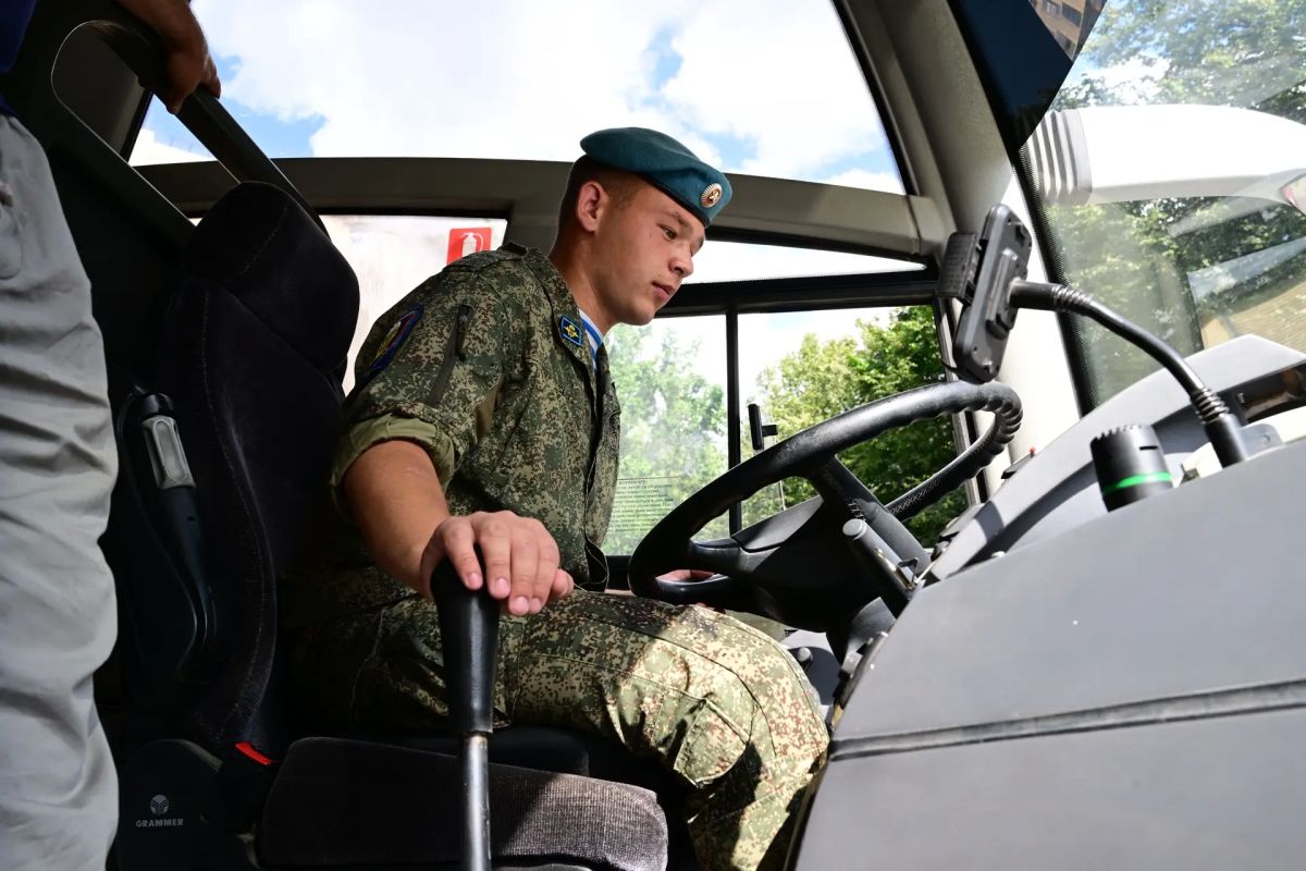 Ко Дню Воздушно-десантных войск Правительство Ленинградской области при поддержке благотворительного фонда «Суворов» передало два автобуса для нужд Минобороны России Ко Дню Воздушно-десантных войск Правительство Ленинградской области при поддержке благотворительного фонда «Суворов» передало два автобуса для нужд Минобороны России