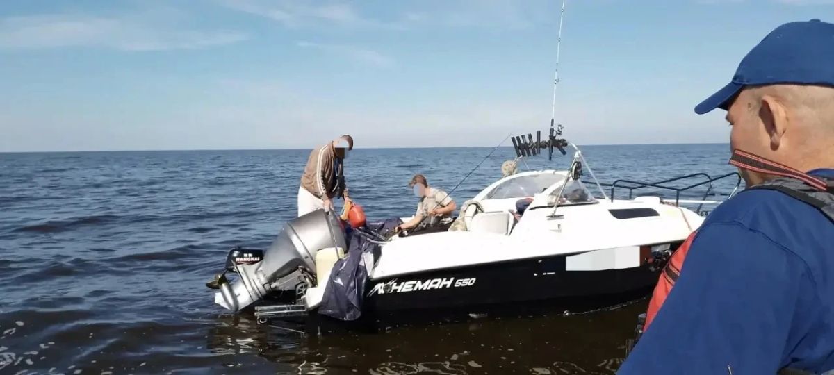 Спасатели эвакуировали рыбаков с акватории Ладожского озера