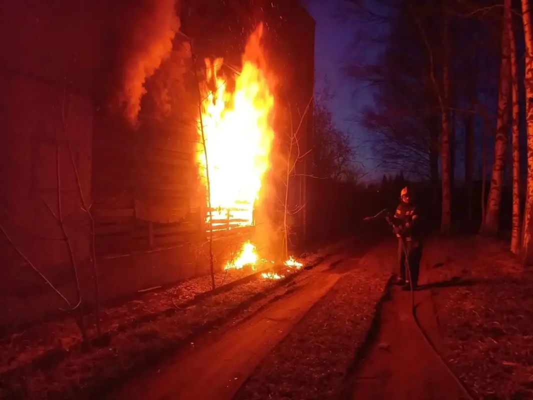 За прошедшие сутки подразделения территориального пожарно-спасательного гарнизона Ленинградской области реагировали на 18 оперативных событий: За прошедшие сутки подразделения территориального пожарно-спасательного гарнизона Ленинградской области реагировали на 18 оперативных событий: