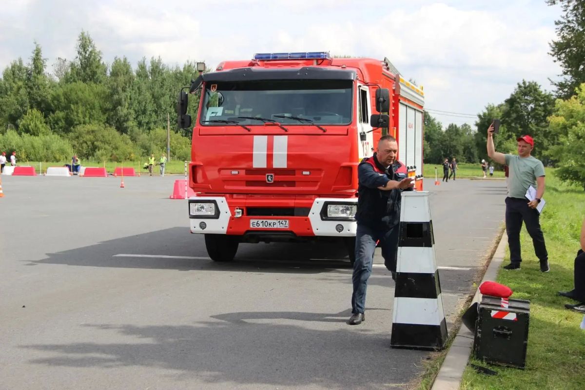 Победителем отборочного этапа соревнований по скоростному маневрированию на пожарных автомобилях «Трасса 01» стала команда 137-й пожарной части из Лужского района Победителем отборочного этапа соревнований по скоростному маневрированию на пожарных автомобилях «Трасса 01» стала команда 137-й пожарной части из Лужского района