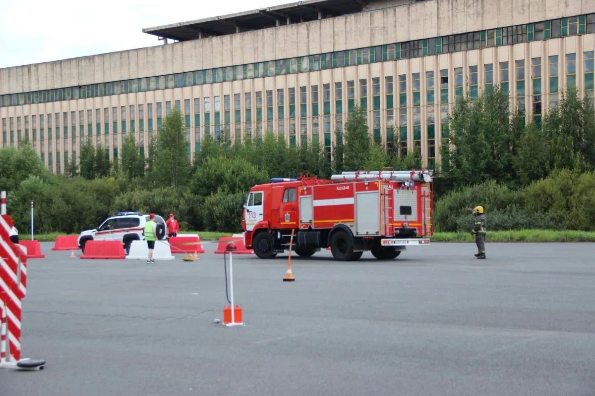 Победителем отборочного этапа соревнований по скоростному маневрированию на пожарных автомобилях «Трасса 01» стала команда 137-й пожарной части из Лужского района Победителем отборочного этапа соревнований по скоростному маневрированию на пожарных автомобилях «Трасса 01» стала команда 137-й пожарной части из Лужского района