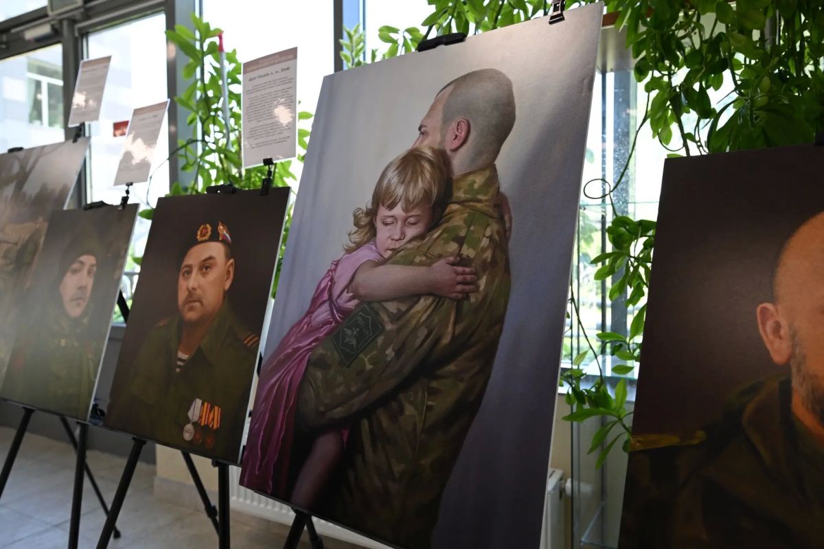 Выставка фронтовых этюдов «Герои нашего времени» открылась в Кластере комплексного сопровождения и реабилитации участников СВО — уникальные работы создаёт военный художник Юрий Сивачёв Выставка фронтовых этюдов «Герои нашего времени» открылась в Кластере комплексного сопровождения и реабилитации участников СВО — уникальные работы создаёт военный художник Юрий Сивачёв
