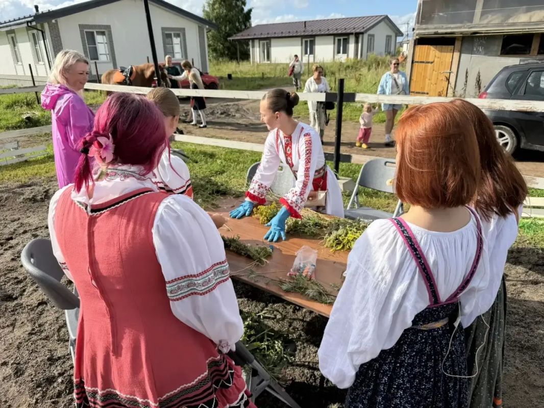 В конно-спортивном клубе «Светозар» в деревне Владимировка прошёл семейный фестиваль «Летние святки» В конно-спортивном клубе «Светозар» в деревне Владимировка прошёл семейный фестиваль «Летние святки»