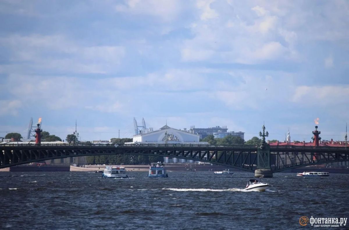 Ростральные колонны зажгли в честь Дня окончания Ленинградской битвы Ростральные колонны зажгли в честь Дня окончания Ленинградской битвы