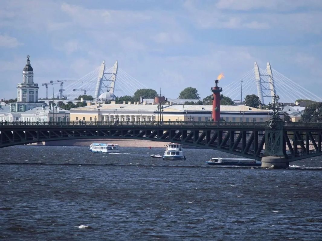 Ростральные колонны зажгли в честь Дня окончания Ленинградской битвы