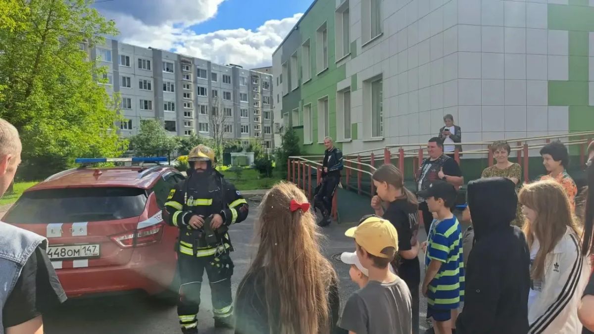 Пожарный по призванию, байкер по душе: начальник службы пожаротушения Леноблпожспаса встретился с воспитанниками тосненского центра «Дельфинёнок» Пожарный по призванию, байкер по душе: начальник службы пожаротушения Леноблпожспаса встретился с воспитанниками тосненского центра «Дельфинёнок»