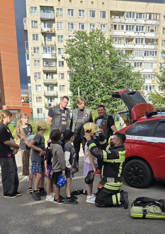 Пожарный по призванию, байкер по душе: начальник службы пожаротушения Леноблпожспаса встретился с воспитанниками тосненского центра «Дельфинёнок» Пожарный по призванию, байкер по душе: начальник службы пожаротушения Леноблпожспаса встретился с воспитанниками тосненского центра «Дельфинёнок»