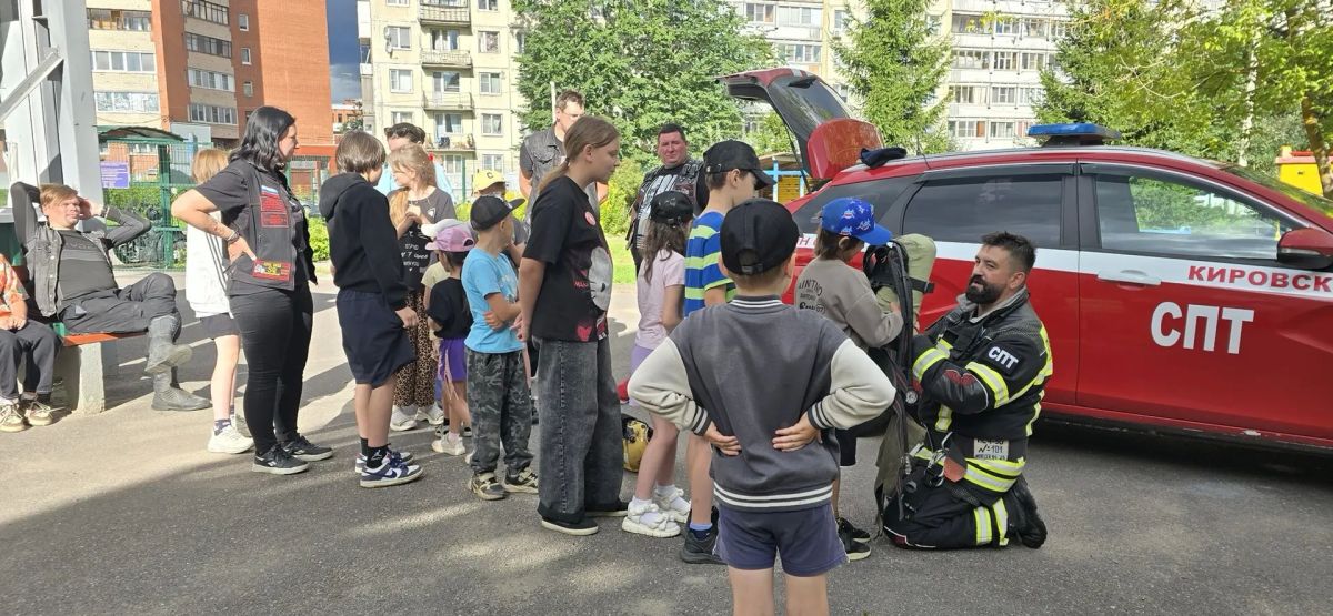 Пожарный по призванию, байкер по душе: начальник службы пожаротушения Леноблпожспаса встретился с воспитанниками тосненского центра «Дельфинёнок» Пожарный по призванию, байкер по душе: начальник службы пожаротушения Леноблпожспаса встретился с воспитанниками тосненского центра «Дельфинёнок»