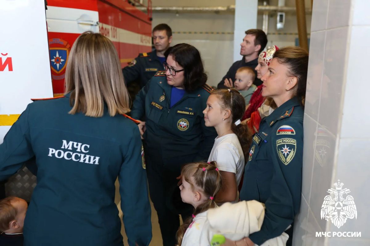 Сотрудники специального подразделения по охране Ленинградской АЭС провели экскурсию в пожарном депо для детей в честь 40-летия Управления Сотрудники специального подразделения по охране Ленинградской АЭС провели экскурсию в пожарном депо для детей в честь 40-летия Управления